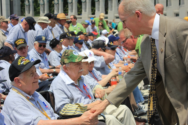Foster Greets Illinois Veterans On Honor Flight 